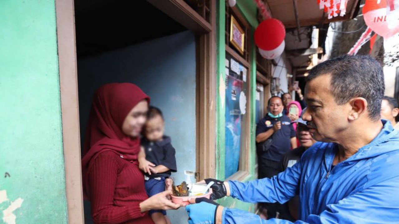 Wali Kota Administrasi Jakarta Timur Muhammad Anwar saat memberikan makanan bergizi bagi balita yang terindikasi stunting (tengkes) di Kelurahan Kampung Melayu, Kecamatan Jatinegara, Jakarta Timur, Jumat (11/8/2023). ANTARA/HO-Kominfotik Jakarta Timur
