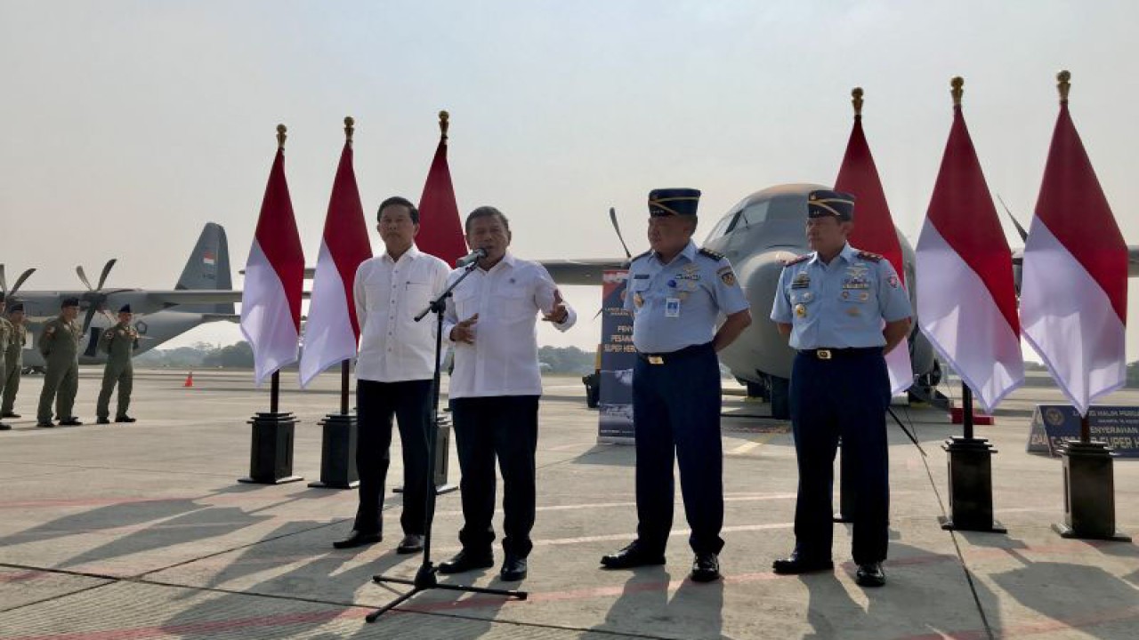 Wakil Menteri Pertahanan RI M. Herindra (tiga kanan) didampingi oleh Wakil Kepala Staf TNI Angkatan Udara Marsekal Madya TNI Agustinus Gustaf Brugman (dua kanan) memberi keterangan kepada media selepas upacara serah terima unit ketiga C-130J Super Hercules di Pangkalan Udara Halim Perdanakusuma, Jakarta, Selasa (15/8/2023). ANTARA/Genta Tenri Mawangi.