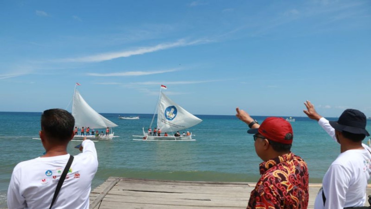 Sekretaris Daerah Provinsi Sulbar Muhammad Idris (tengah) pada Festival Sandeq Teluk Mandar 2023, di Pantai Kota Majene Kabupaten Majene. (ANTARA/HO/Diskominfo Sulbar)