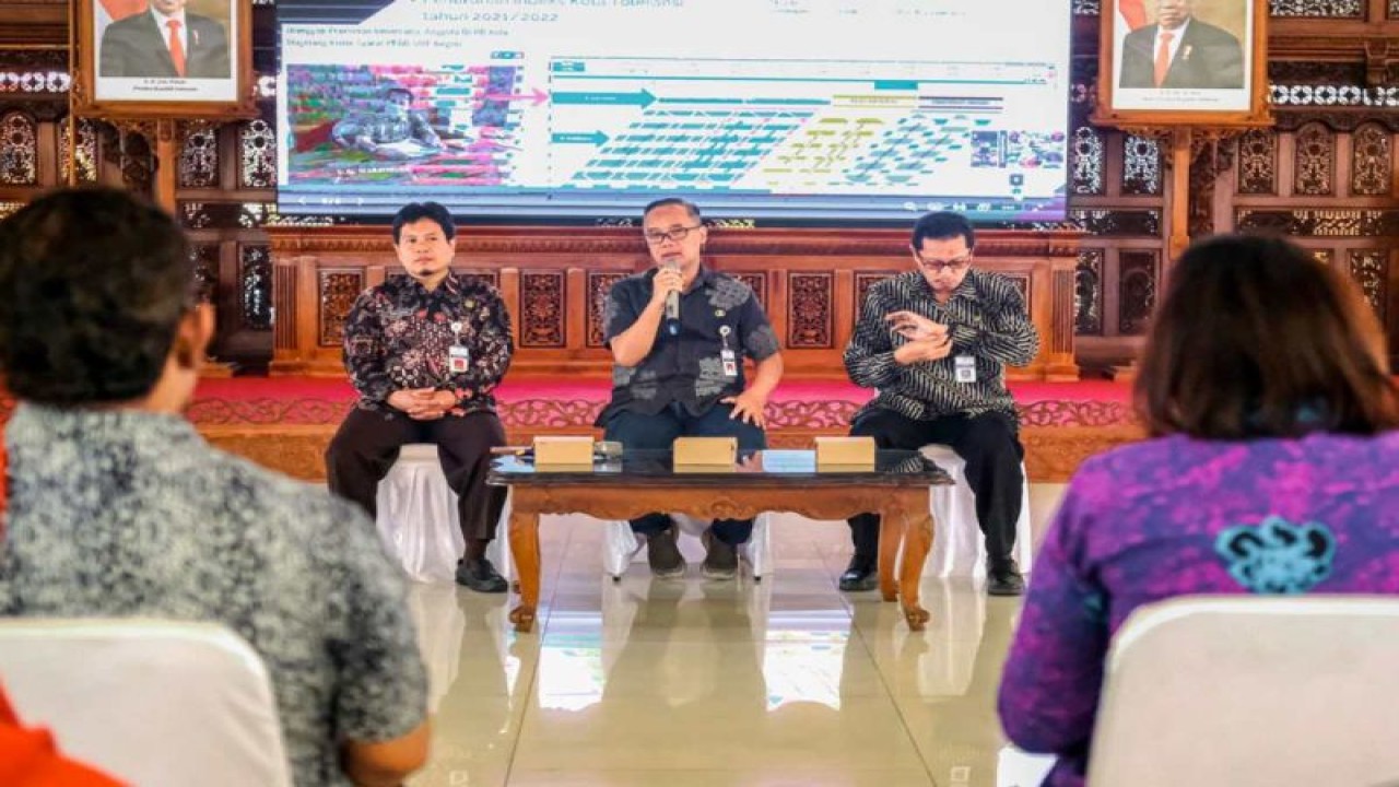 Wali Kota Magelang Muchamad Nur Aziz memberikan pengarahan kepada para kepala sekolah. ANTARA/HO - Bagian Prokompim Kota Magelang