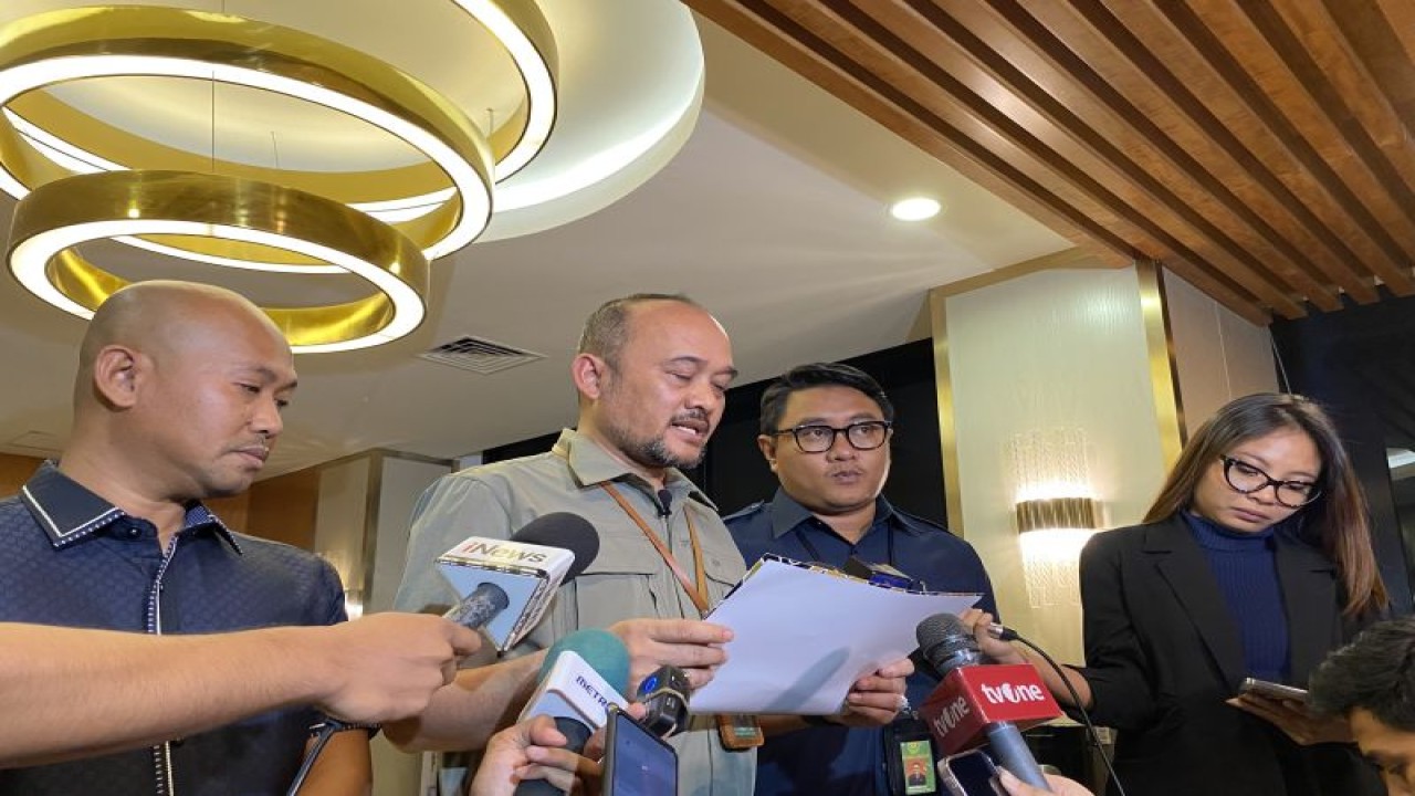 Kepala Biro Hukum dan Humas Mahkamah Agung (MA) Sobandi (tengah), dalam konferensi pers di Gedung MA, Jakarta, Selasa (8/8/2023) petang. ANTARA/Fath Putra Mulya