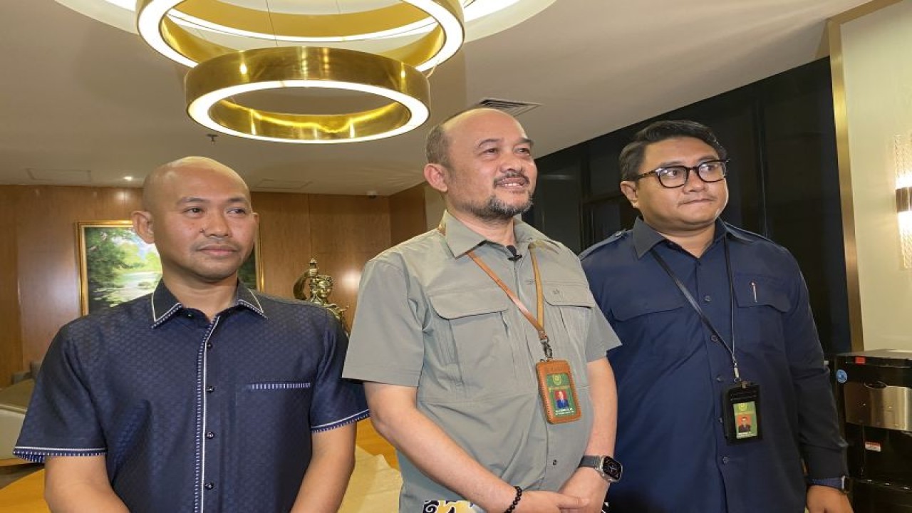 Kepala Biro Hukum dan Humas Mahkamah Agung (MA) Sobandi (tengah), dalam konferensi pers di Gedung MA, Jakarta, Selasa (8/8/2023) petang. (ANTARA/Fath Putra Mulya)