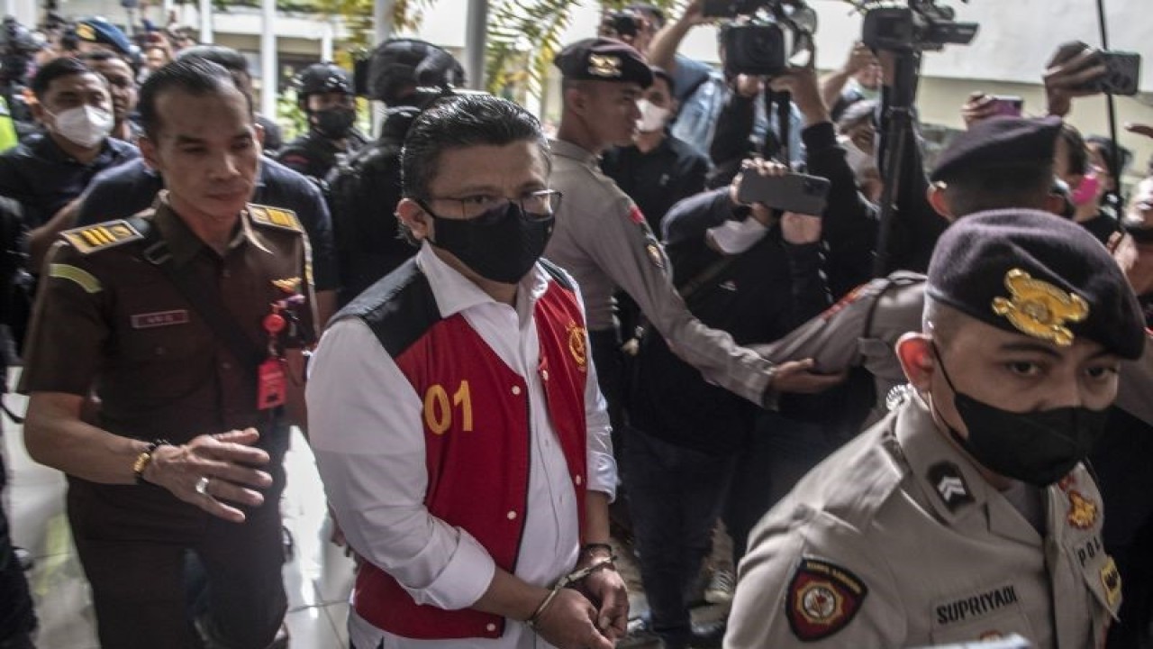 Terdakwa kasus pembunuhan Brigadir Joshua, Ferdy Sambo keluar dari ruang sidang usai menjalani sidang dengan agenda pembacaan vonis di PN Jakarta Selatan, Jakarta, Senin (13/2/2023). ANTARA FOTO/Muhammad Adimaja/rwa. (ANTARA FOTO/MUHAMMAD ADIMAJA/MUHAMMAD ADIMAJA)