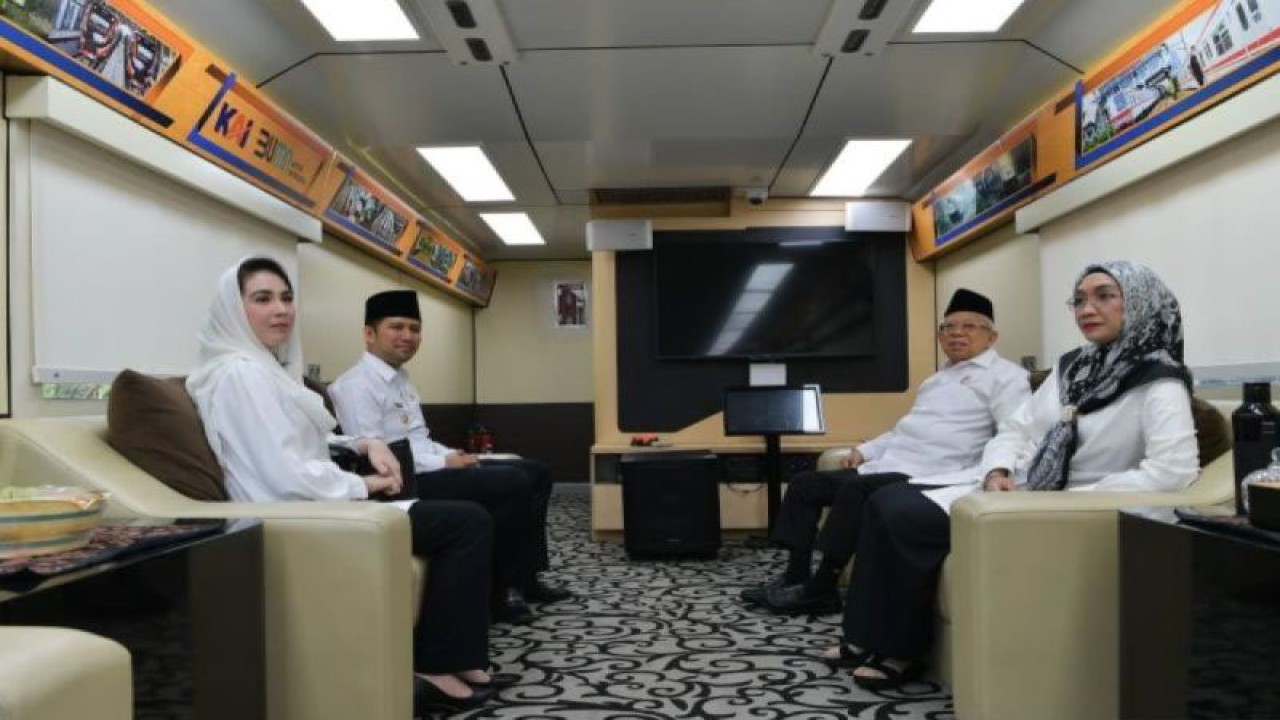 Wakil Presiden Ma'ruf Amin saat menumpang Kereta Api Inspeksi 4 menuju Tuban, Jawa Timur, Kamis (10/8/2023). ANTARA/HO-BPMI Setwapres