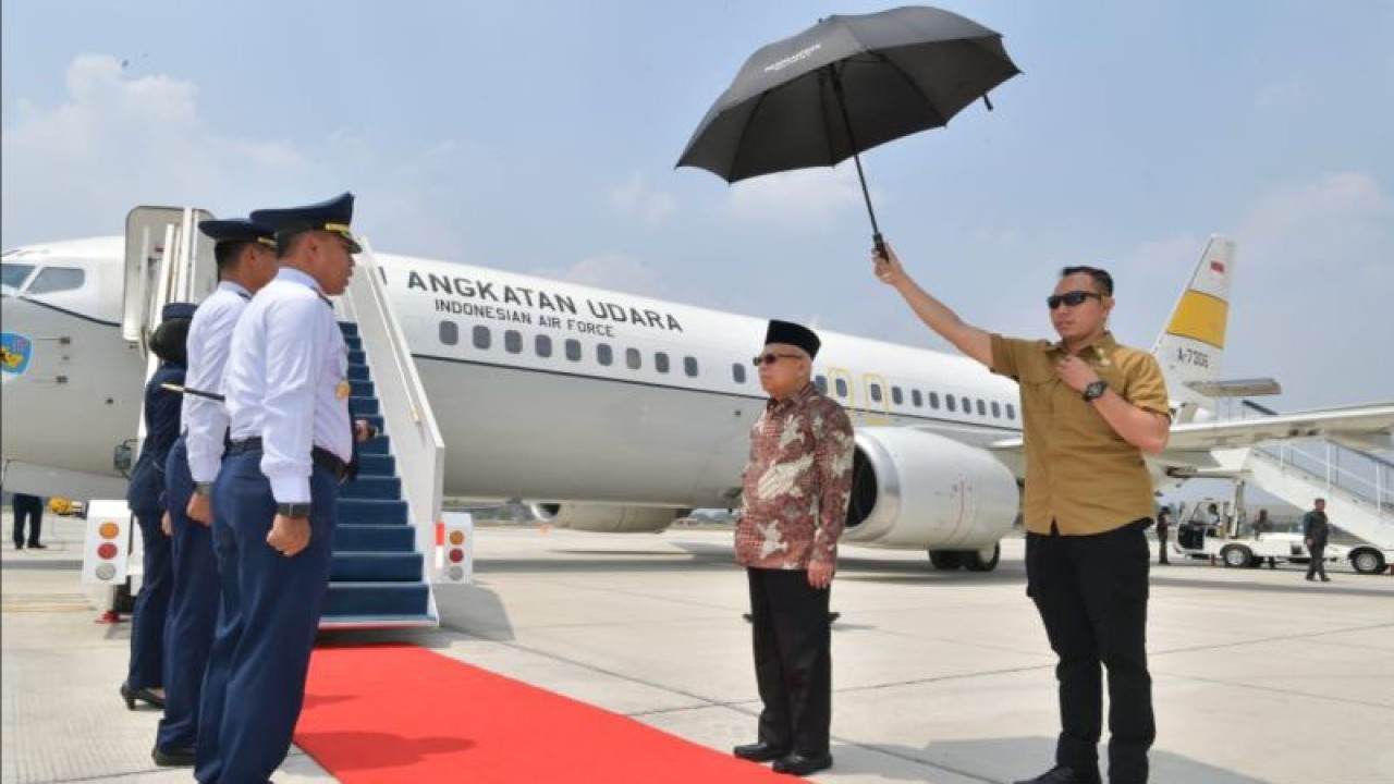 Wakil Presiden Ma'ruf Amin saat akan bertolak ke Jawa Timur, dari Pangkalan Udara TNI AU Halim Perdanakusuma Jakarta, Rabu (30/8/2023). ANTARA/HO-BPMI Setwapres