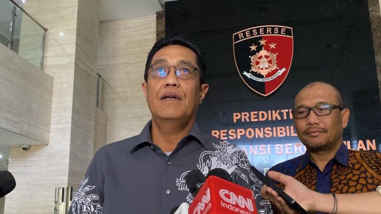 Direktur Tindak Pindana Umum (Dittipidum) Bareskrim Polri Brigjen Pol. Djuhandhani Rahardjo Puro memberikan keterangan kepada wartawan di Mabes Polri, Jakarta, Jumat (4/8/2023). ANTARA/Laily Rahmawaty