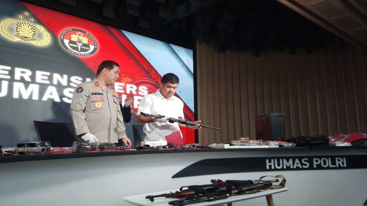 Kepala Biro Penerangan Masyarakat (Karopenmas) DivHumas Polri Brigjen Pol. Ahmad Ramadhan (kiri) dan Juru bicara Densus 88 Antiteror Polri Kombes Pol. Aswin Siregar memperlihatkan barang bukti senjata api yang disita di rumah tersangka teroris DE di wiilayah Bekasi Utara, pada konferensi pers di Mabes Polri Jakarta, Selasa (15/8/2023). ANTARA/Laily Rahmawaty