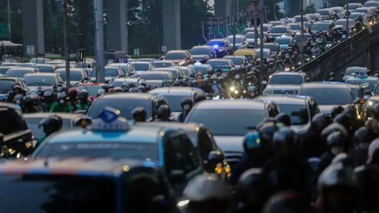 Arsip Foto - Sejumlah kendaraan terjebak kemacetan pada jam pulang kerja di Jalan Gatot Subroto, Jakarta, Selasa (9/5/2023). ANTARA FOTO/Fauzan/YU/aa.