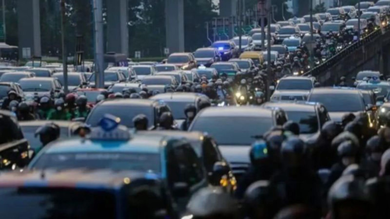 Arsip Foto - Sejumlah kendaraan terjebak kemacetan pada jam pulang kerja di Jalan Gatot Subroto, Jakarta, Selasa (9/5/2023). ANTARA FOTO/Fauzan/YU/aa
