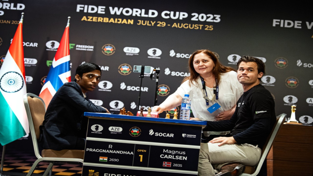 Magnus Carlsen (kanan) versus Rameshbabu Praggnanandhaa/Foto: Stev Bonhage and Maria Emelianova (chess.com)