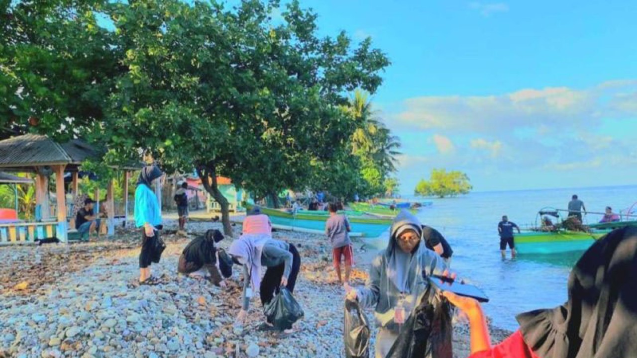Mahasiswa dan masyarakat saat melakukan aksi bersih-bersih pantai di Desa Bintalahe, Kecamatan Kabila Bone, Kabupaten Bone Bolango. (ANTARA/HO-Mahasiswa UNG)
