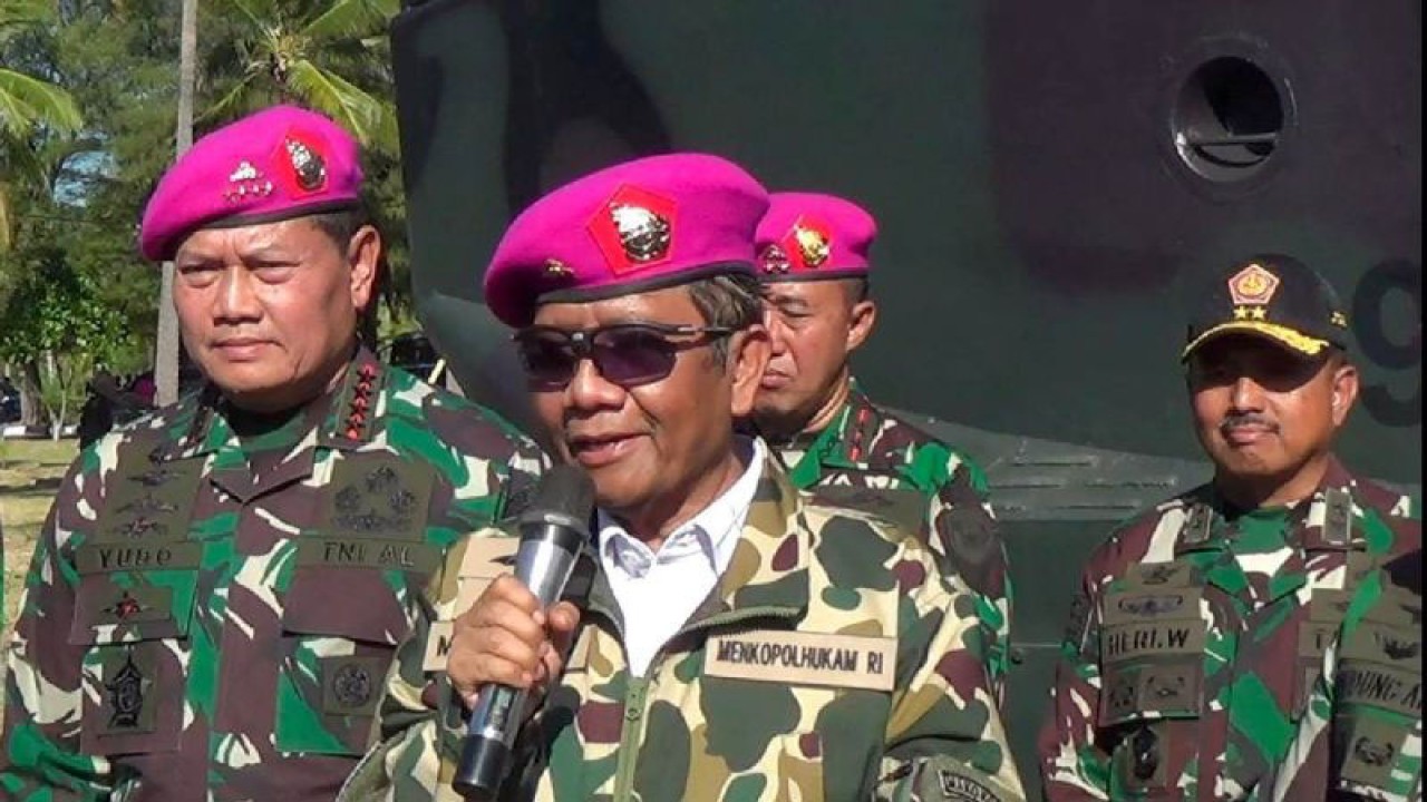 Menkopolhukam Mahfud MD saat memberikan keterangan kepada wartawan usai meninjau Latgab TNI Dharma Yudha 2023 di Pantai Banongan, Puslatpur Marinir 5 Baluran, Situbondo, Jawa Timur. Selasa (1/8/2023). (ANTARA/Novi Husdinariyanto)