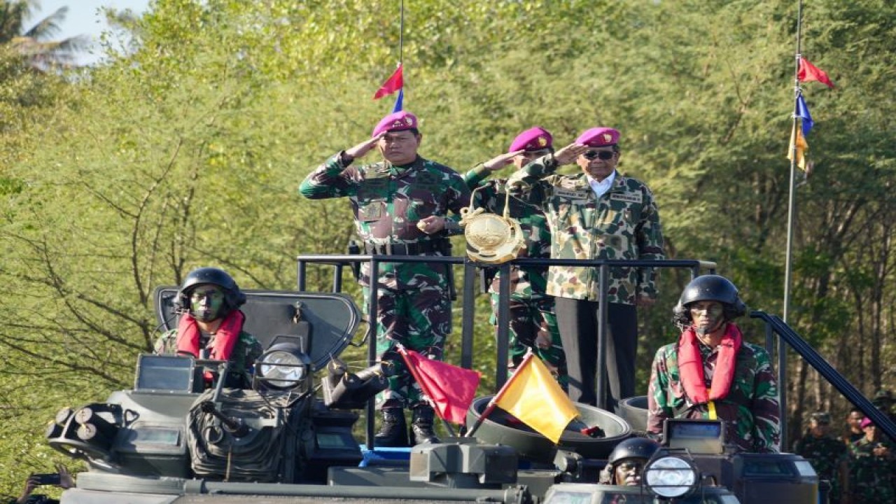 Menkopolhukam Mahfud MD bersama Panglima TNI Laksamana TNI Yudo Margono memberikan hormat dari atas kendaraan tempur di Pantai Banongan Situbondo, Jatim. Selasa (1/8/2023) ANTARA/HO-Humas Kemenko Polhukam.