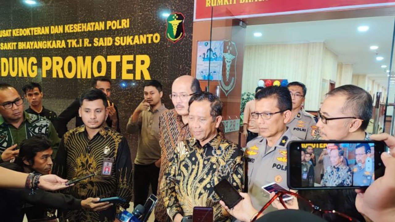 Menteri Koordinator Bidang Politik, Hukum, dan Keamanan (Menko Polhukam) Mahfud MD saat memberikan keterangan pers usai menjenguk korban terjerat kabel serat optik, Sultan Rif'at Alfatih di RS Polri, Kramat Jati, Jakarta Timur, Jumat (4/8/2023). ANTARA/Syaiful Hakim
