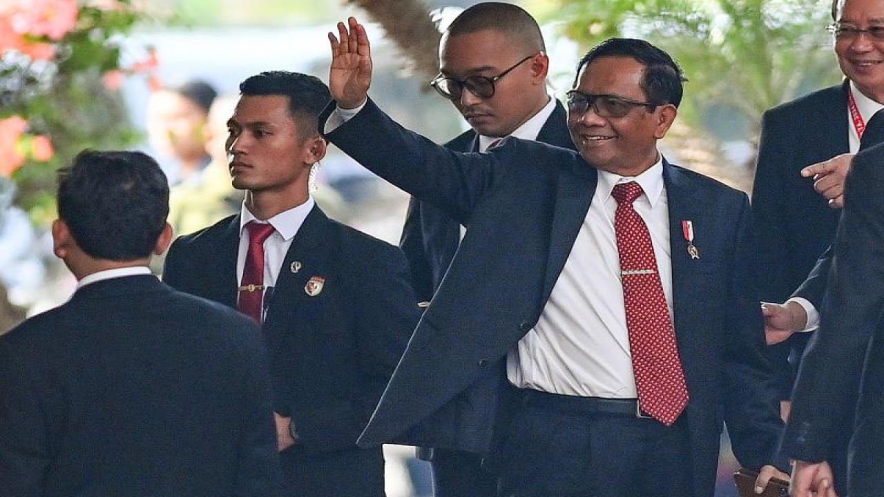 Arsip foto - Menteri Koordinator Bidang Politik, Hukum, dan Keamanan (Menkopolhukam) Mahfud MD melambaikan tangan saat tiba di lokasi Sidang Tahunan MPR dan Sidang Bersama DPR - DPD Tahun 2023 di Gedung Nusantara, Kompleks Parlemen, Senayan, Jakarta, Rabu (16/8/2023). ANTARA FOTO/Aditya Pradana Putra/Spt