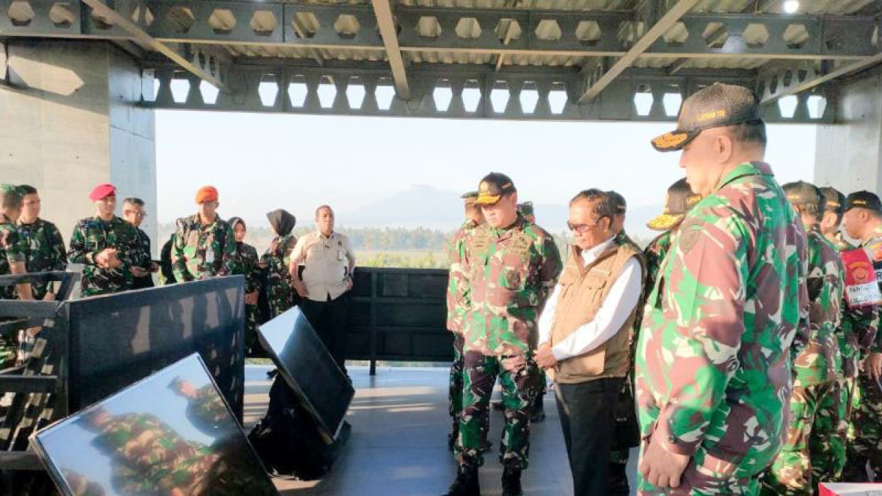 Menkopolhukam Mahfud MD dan Panglima TNI Laksamana TNI Yudo Margono meninjau Latihan Gabungan TNI Dharma Yudha 2023 dari menara pantau Pantai Banongan Puslatpur Marinir 5 Baluran, Situbondo, Jawa Timur. Selasa (1/8/2023). (ANTARA/Budi Candra)