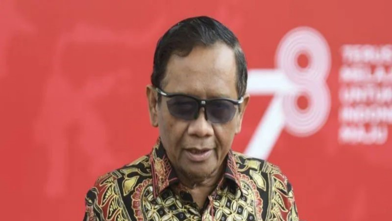 ARSIP - Arsip foto - Menko Polhukam Mahfud MD memberikan keterangan pers usai mengikuti rapat terbatas yang dipimpin Presiden Joko Widodo di Kompleks Istana Kepresidenan, Jakarta, Selasa (18/7/2023). ANTARA FOTO/Hafidz Mubarak A/aww/pri.