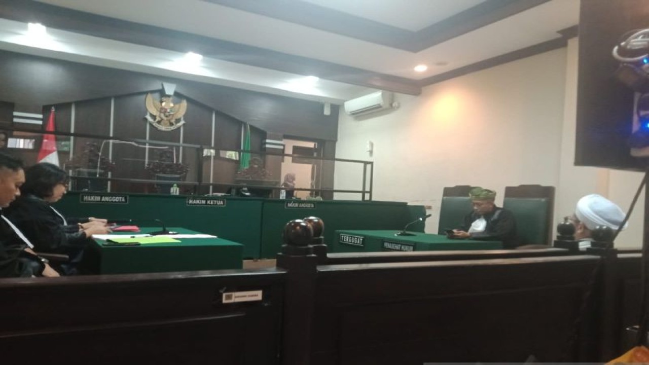 Jaksa penuntut umum, kuasa hukum terdakwa, dan terdakwa Kiai FM sudah menempati kursinya sebelum sidang pembacaan putusan dimulai di Ruang Candra PN Jember, Kamis (10/8/2023). (ANTARA/Zumrotun Solichah)