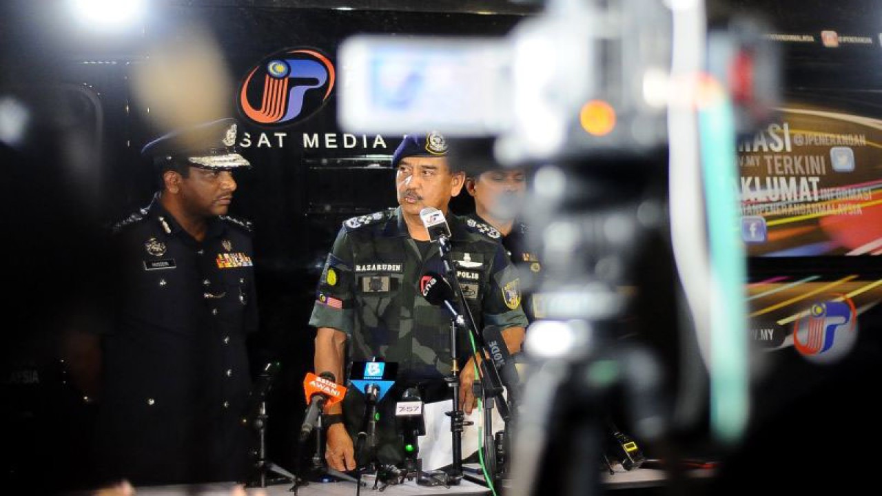 Kepala Polisi Negara (KPN) Malaysia Inspektur Jenderal Razarudin Husain memberikan keterangan kepada pers terkait kecelakaan pesawat jatuh di Selangor, Malaysia, Kamis (17/8/2023). (ANTARA/Rafiuddin Abdul Rahman)