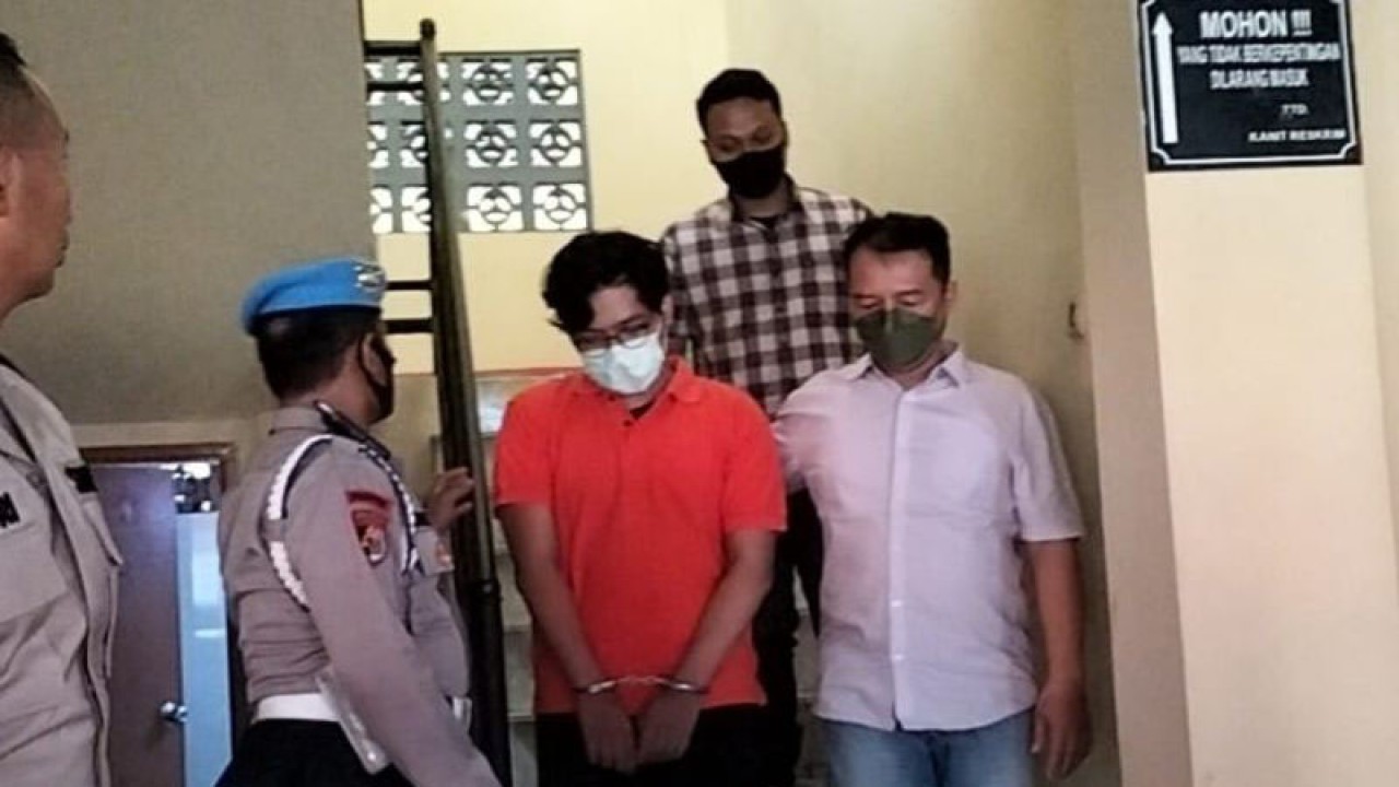 Polisi mengamankan pelaku berinisial AFR (20) di Mampang, Jakarta, Rabu (30/8/2023). ANTARA/Luthfia Miranda Putri