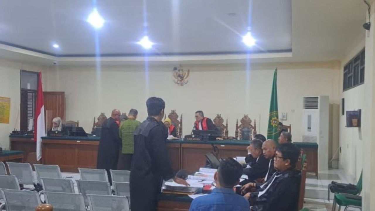 Eks Wali Kota Kendari Sulkarnain Kadir saat hadir di pengadilan sebagai saksi perkara kasus gratifikasi PT MUI. (Antara/La Ode Muh Deden Saputra)