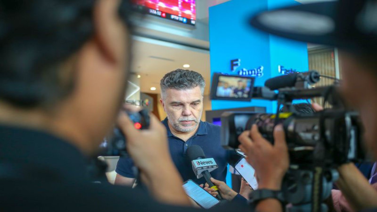 Pelatih baru tim nasional futsal Indonesia Marcos Aurelio Sorato menjawab pertanyaan pewarta di Jakarta, Jumat (4/8/2023). (ANTARA/HO/FFI)
