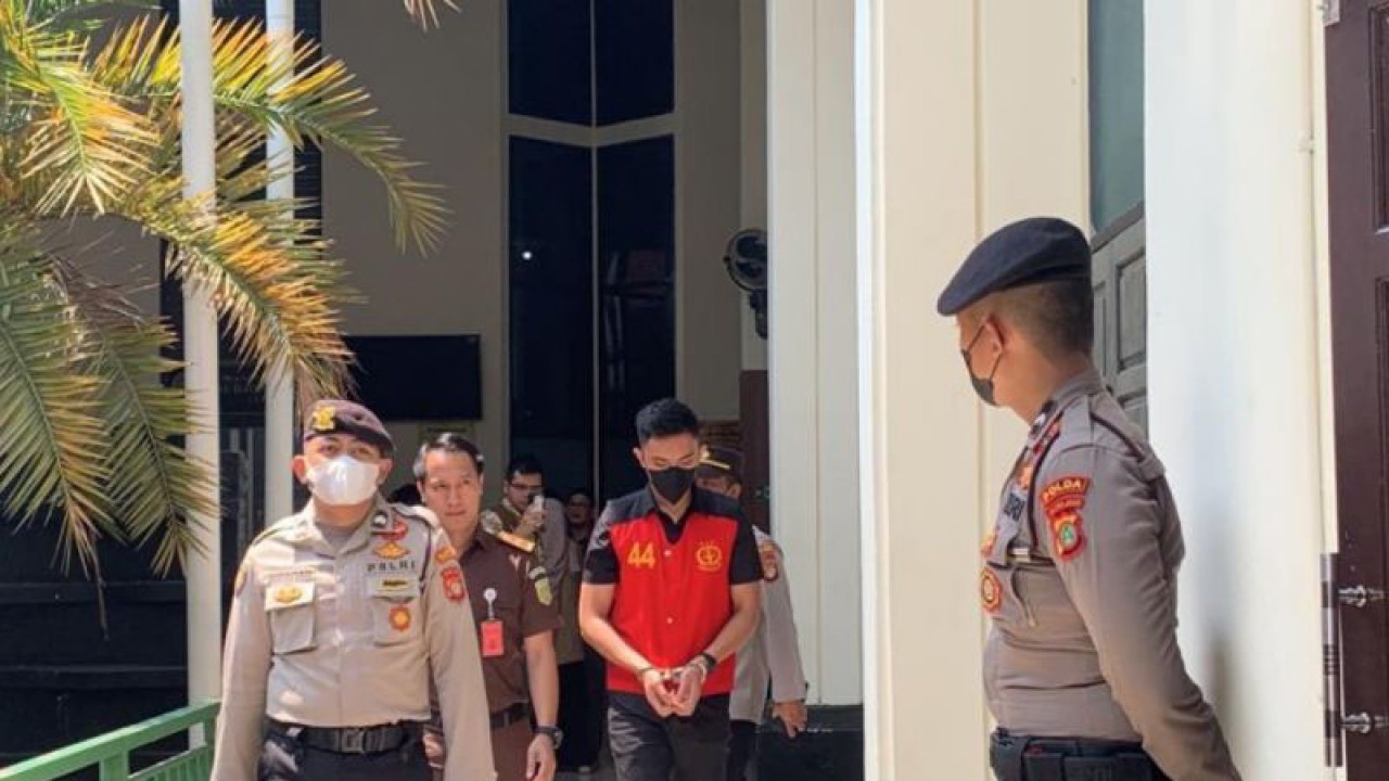 Mario Dandy Satriyo saat tiba di Pengadilan Negeri Jakart Selatan untuk mendengar draf replik dari Jaksa Penuntut Umum, Kamis (24/8/2023) ANTARA/Ilham Kausar