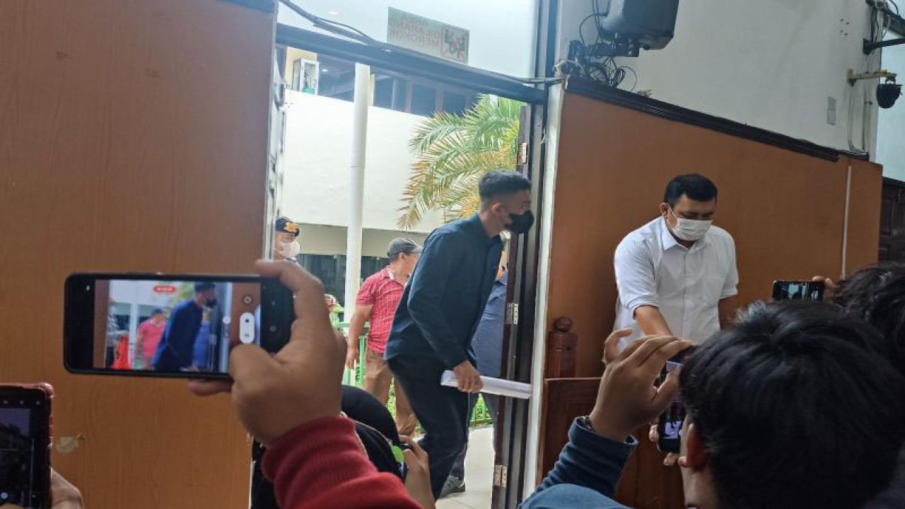 Mario Dandy Satriyo (kemeja hitam) saat tiba di ruang sidang PN Jaksel untuk membacakan pleidoi, Selasa (22/8/2023). ANTARA/Ilham Kausar