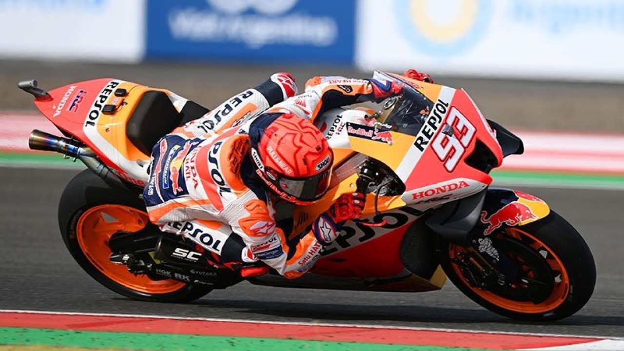 Arsip - Pembalap Repsol Honda Team Marc Marquez memacu sepeda motornya saat sesi latihan bebas 2 MotoGP seri Pertamina Grand Prix of Indonesia 2022 di Pertamina Mandalika International Street Circuit, Lombok Tengah, NTB, Jumat (18/3/2022). Ajang balapan MotoGP seri kedua 2022 tersebut berlangsung pada 18-20 Maret 2022. ANTARA FOTO/Andika Wahyu/hp.