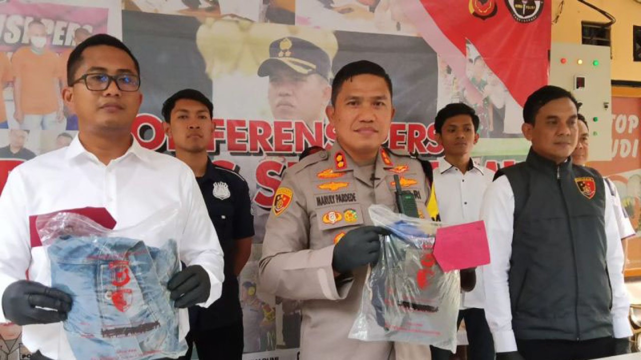 Kapolres Sukabumi AKBP Maruly Pardede saat menunjukan barang bukti kasus dugaan rudapaksa terhadap perempuan di bawah umur yang dilakukan oleh pemuda pengangguran berinisial R (23) warga Kecamatan Warungkiara, Kabupaten Sukabumi, Jabar. Antara/Aditya Rohman