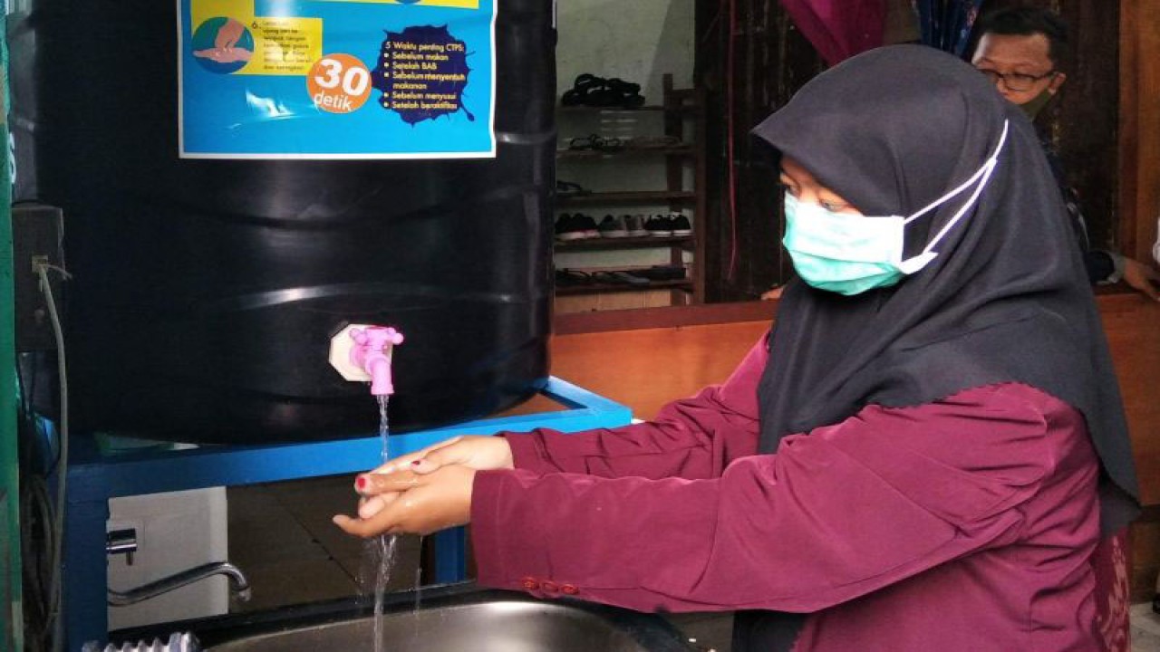 Seorang pelajar dengan tetap memakai masker dan menjaga kebersihan tangan. (ANTARA/Akhmad Nazaruddin Lathif)
