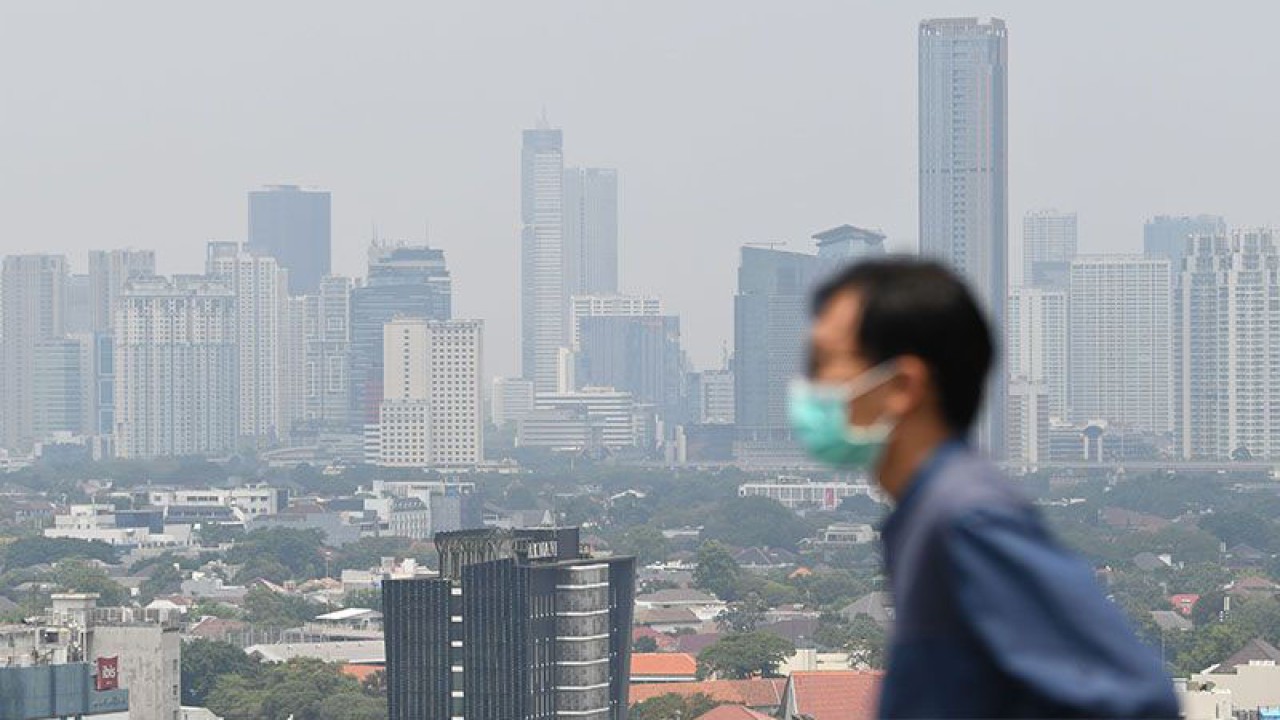 Arsip Foto - Warga memakai masker saat polusi udara meningkat di Jakarta. (ANTARA/ADITYA PRADANA PUTRA)