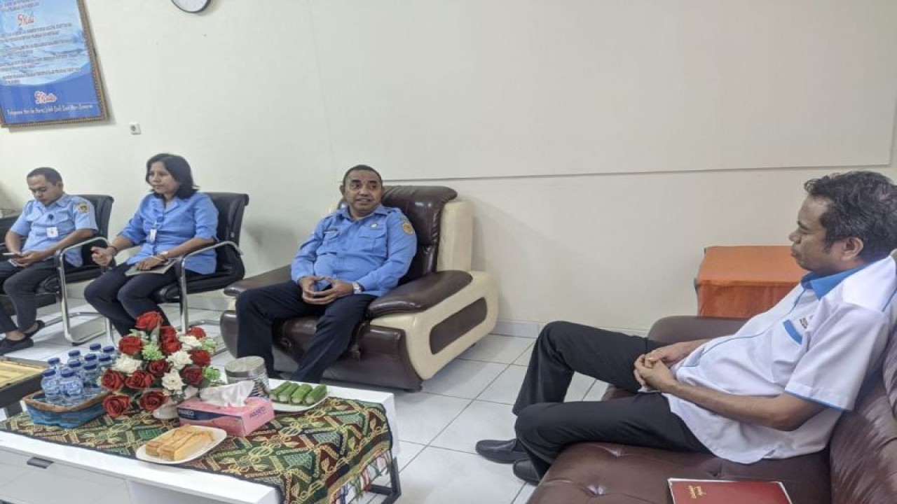 Kepala Ombudsman Perwakilan Nusa Tenggara Timur Darius Beda Daton (kanan) saat berdiskusi terkait kekurangan air bersih di Kota Kupang bersama Direktur Utama PDAM Kota Kupang Daniel Fredik Maro (kedua dari kanan) (ANTARA/HO-Ombudsman NTT)