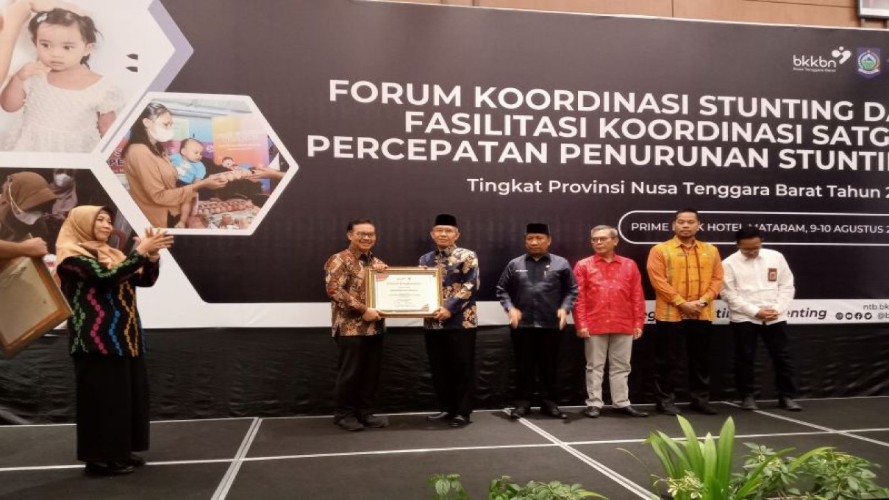 Wakil Wali Kota Mataram TGH Mujiburrahman (kanan) menerima penghargaan dari Kepala BKKBN RI dr Hasto Wardoyo (kiri) atas  upaya penurunan risiko stunting di Kota Mataram, Provinsi Nusa Tenggara Barat, Kamis (10/8-2023). (ANTARA/Nirkomala)