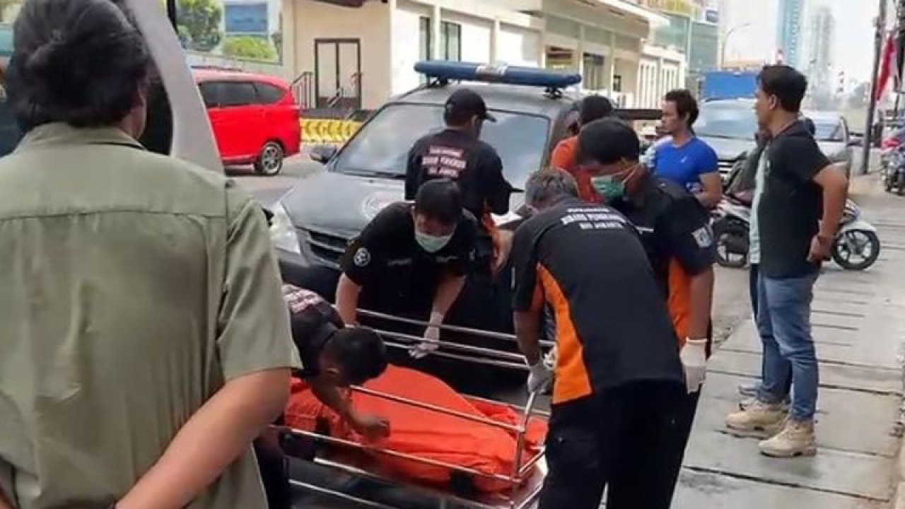 Petugas Palang Hitam DKI Jakarta mengevakuasi sesosok mayat yang ditemukan di Jalan Hayam Wuruk, Taman Sari, Jakarta Barat, Rabu (9/8/2023). ANTARA/Risky Syukur