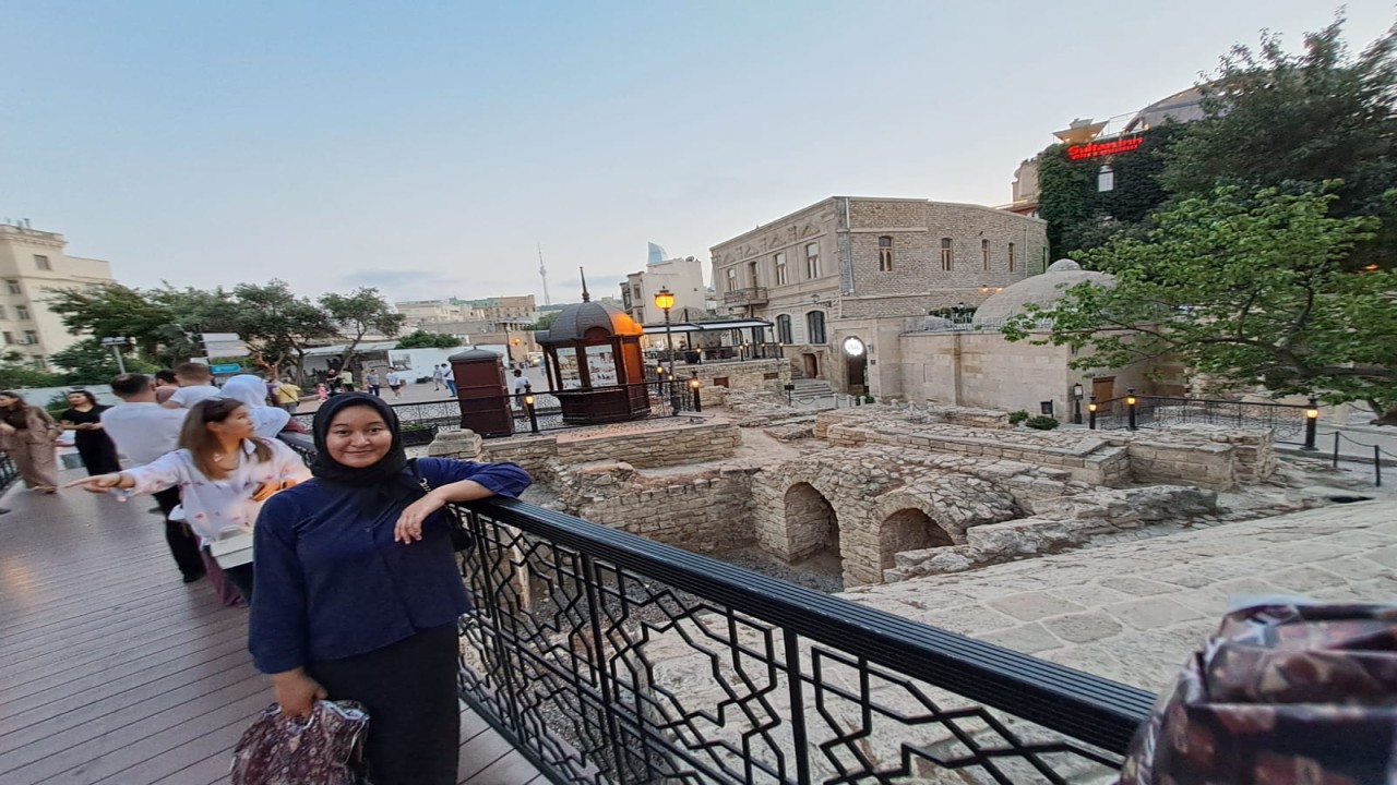 Medina Warda Aulia saat mengunjungi lokasi wisata Icherisheher di Baku, Azerbaijan yang terbuat dari bebatuan bersejarah abad 17/Foto: Ketua Bidang Pembinaan dan Prestasi PB Percasi Kristianus Liem