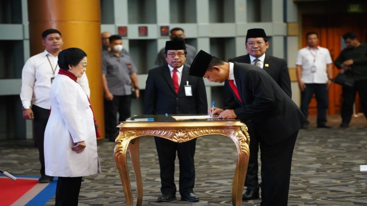 Ketua Dewan Pengarah Badan Riset dan Inovasi Nasional (BRIN) Megawati Soekarnoputri (kiri) melantik Prof. Dr. Ir. Amarulla Octavian, S.T., M.Sc., DESD., ASEAN Eng. sebagai Wakil Kepala BRIN di Auditorium Gd. BJ. Habibie, Jl. MH. Thamrin, Kamis (3/8/2023). (ANTARA/HO-BRIN)