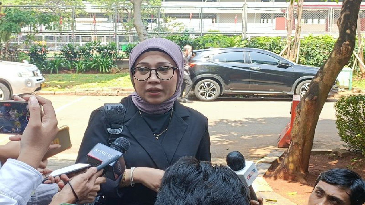 Kuasa hukum Mellisa Anggraini saat mendatangi Unit Pelayanan Perempuan dan Anak (PPA) Polda Metro Jaya, Rabu (9/8/2023). ANTARA/Ilham Kausar