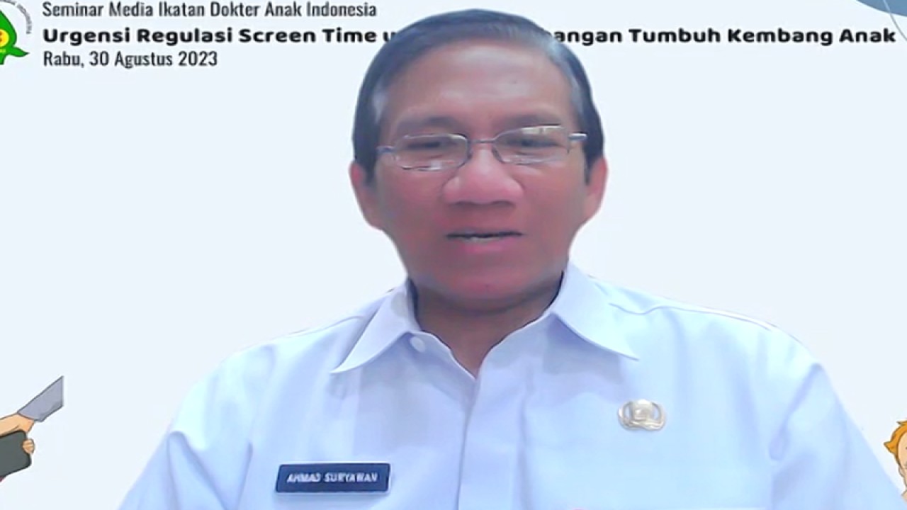 Ketua UKK tumbuh kembang pediatri sosial Ikatan Dokter Anak Indonesia (IDAI) Prof. Dr. dr. Ahmad Suryawan Sp.A(K) dalam diskusi mengenai Urgensi Regulasi Screen Time untuk Tumbuh Kembang Anak yang diikuti secara daring di Jakarta, Rabu (30/08/2023) (ANTARA/Fitra Ashari)