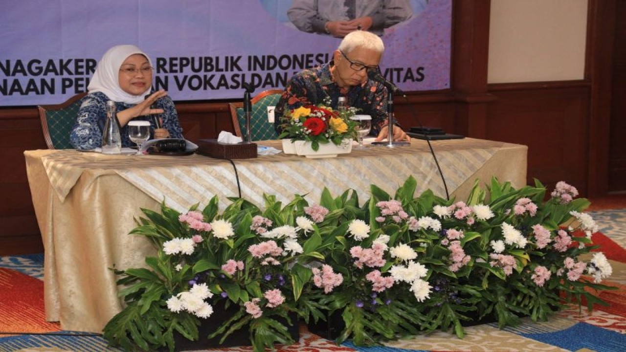 Menaker Ida Fauziyah (kiri) saat membuka rapat pleno Lembaga Produktivitas Nasional (LPN) di Jakarta, Selasa (15/8/2023). (ANTARA/HO-Kemnaker)
