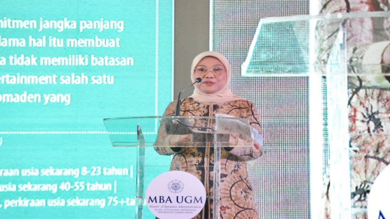 Menteri Ketenagakerjaan, Ida Fauziyah saat menjadi pembicara pada Symposium on Human Capital dengan tema Towards the Digital and Sustainable Future: Human Capital Imperatives, yang diselenggarakan oleh MBA FEB Universitas Gadjah Mada (UGM) dan Kafegama MM di Jakarta, Kamis (3/8/2023). (ANTARA/HO-Kemnaker)