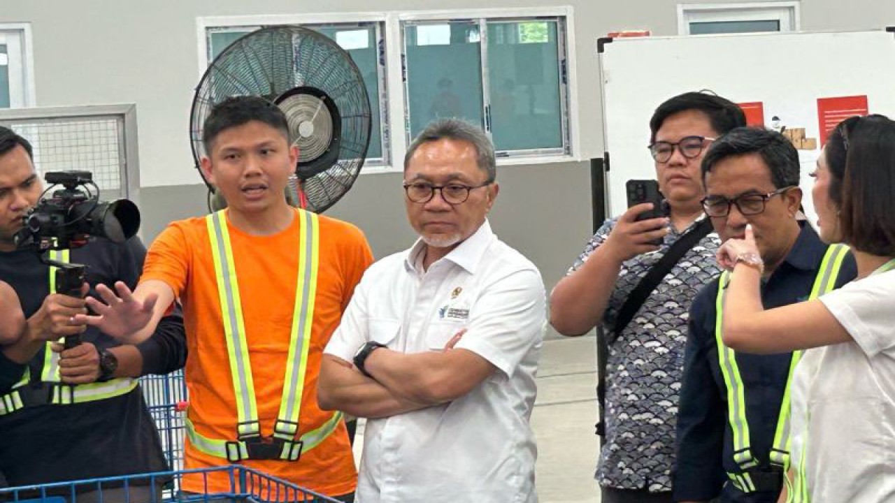 Menteri Perdagangan (Mendag) Zulkifli Hasan saat mengunjungi Gudang Ekspor Shopee di Jakarta, Rabu (30/8/2023). (ANTARA/Maria Cicilia Galuh)
