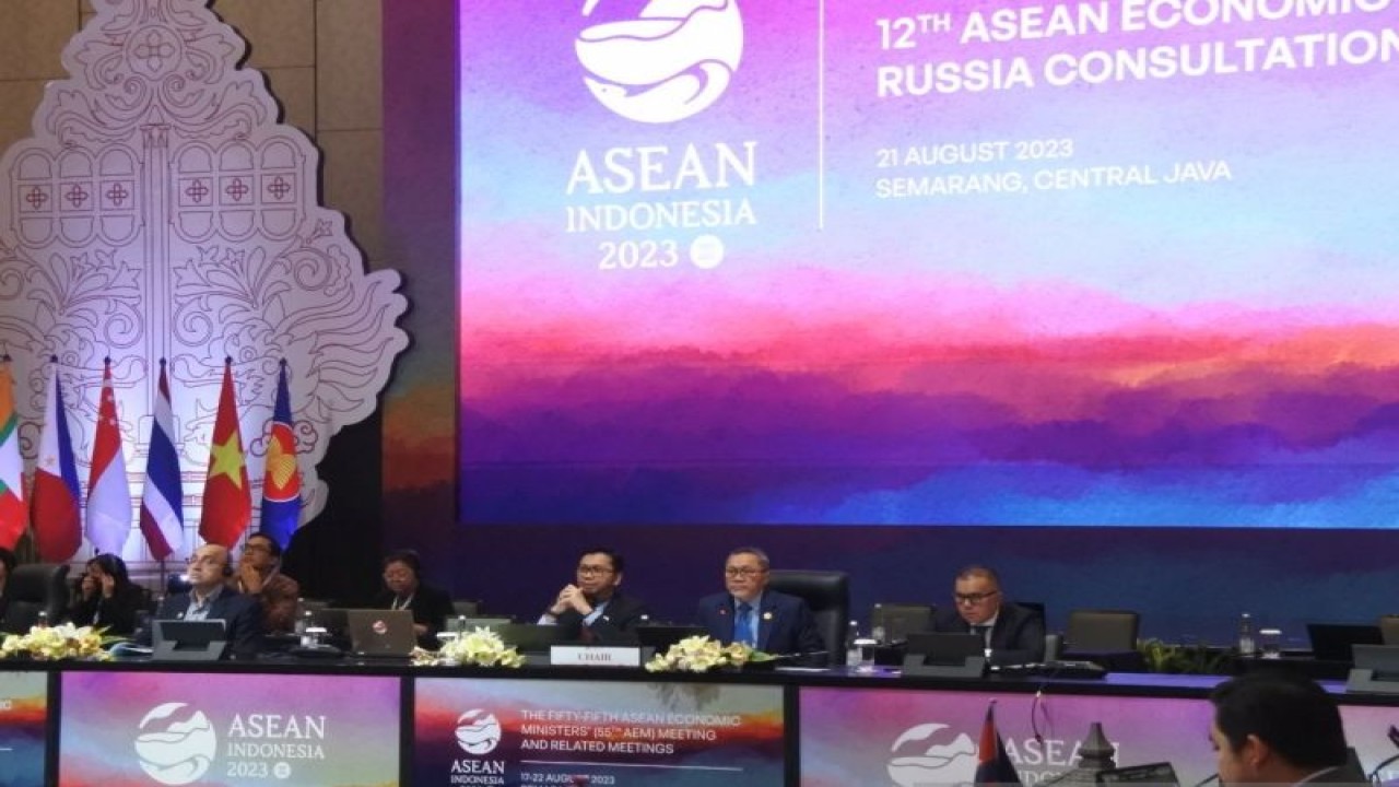 Menteri Perdagangan RI Zulkifli Hasan (Zulhas) dalam pertemuan konsultasi Menteri Ekonomi ASEAN (AEM) dan Rusia di Semarang, Jawa Tengah, Senin (21/8/2023). (ANTARA/Indra Arief Pribadi)