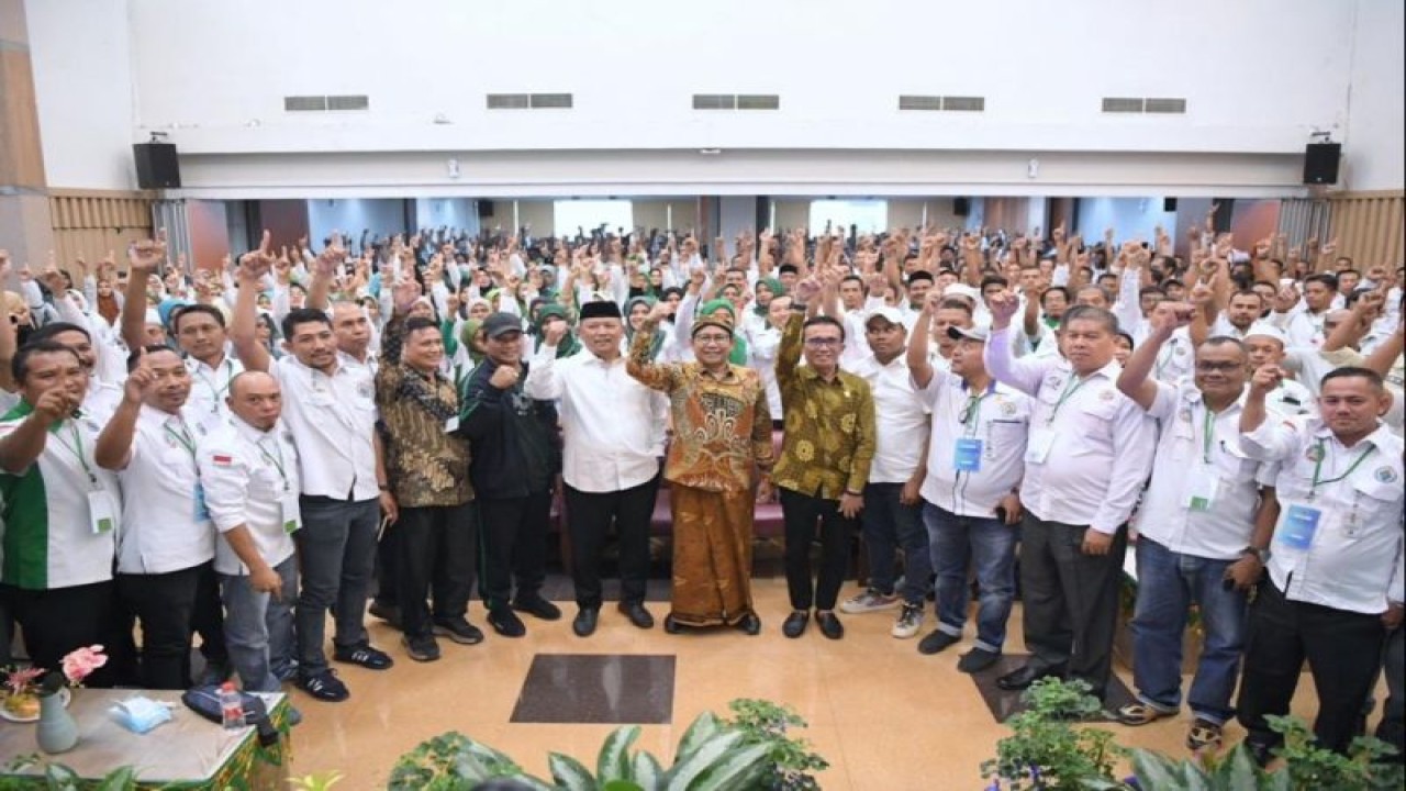 Menteri Desa, Pembangunan Daerah Tertinggal, dan Transmigrasi (Mendes PDTT) Abdul Halim Iskandar (tenga) dalam rapat sinergitas dan konsolidasi Tenaga Pendamping Profesional (TPP) dalam Pemberdayaan Masyarakat Desa di Kota Banda Aceh, Minggu (6/8/2023). (ANTARA/HO-Kemendes PDTT)