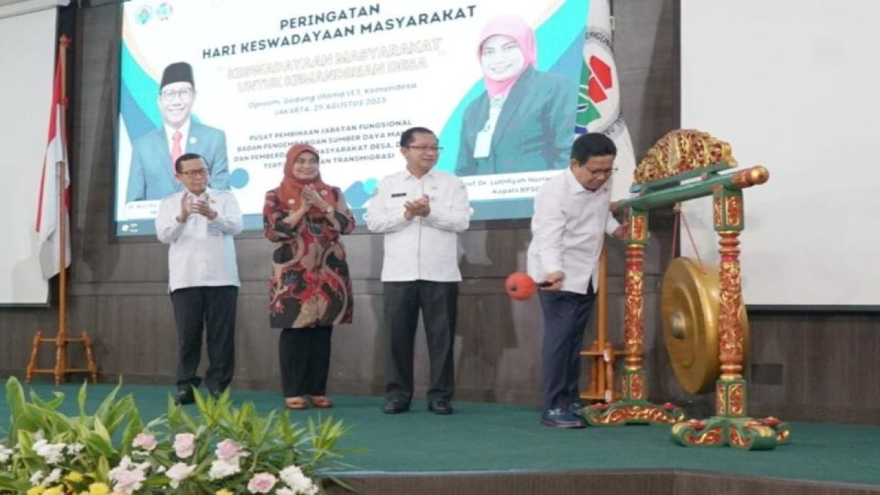 Mendes PDTT Abdul Halim Iskandar memukul gong pembukaan Acara Peringatan Hari Keswadayaan Masyarakat dengan tema Keswadayaan Masyarakat untuk Kemandirian Desa di Jakarta, Selasa (29/8/2023). (ANTARA/HO-Kemendes PDTT)