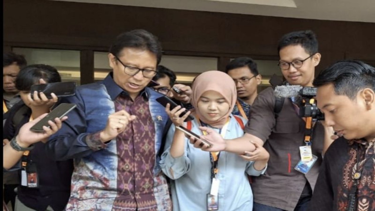 Menteri Kesehatan RI Budi Gunadi Sadikin saat menyampaikan keterangan kepada wartawan usai menghadiri acara Penganugerahan Tenaga Kesehatan Teladan 2023 di Jakarta, Selasa (15/8/2023). (ANTARA/Andi Firdaus).