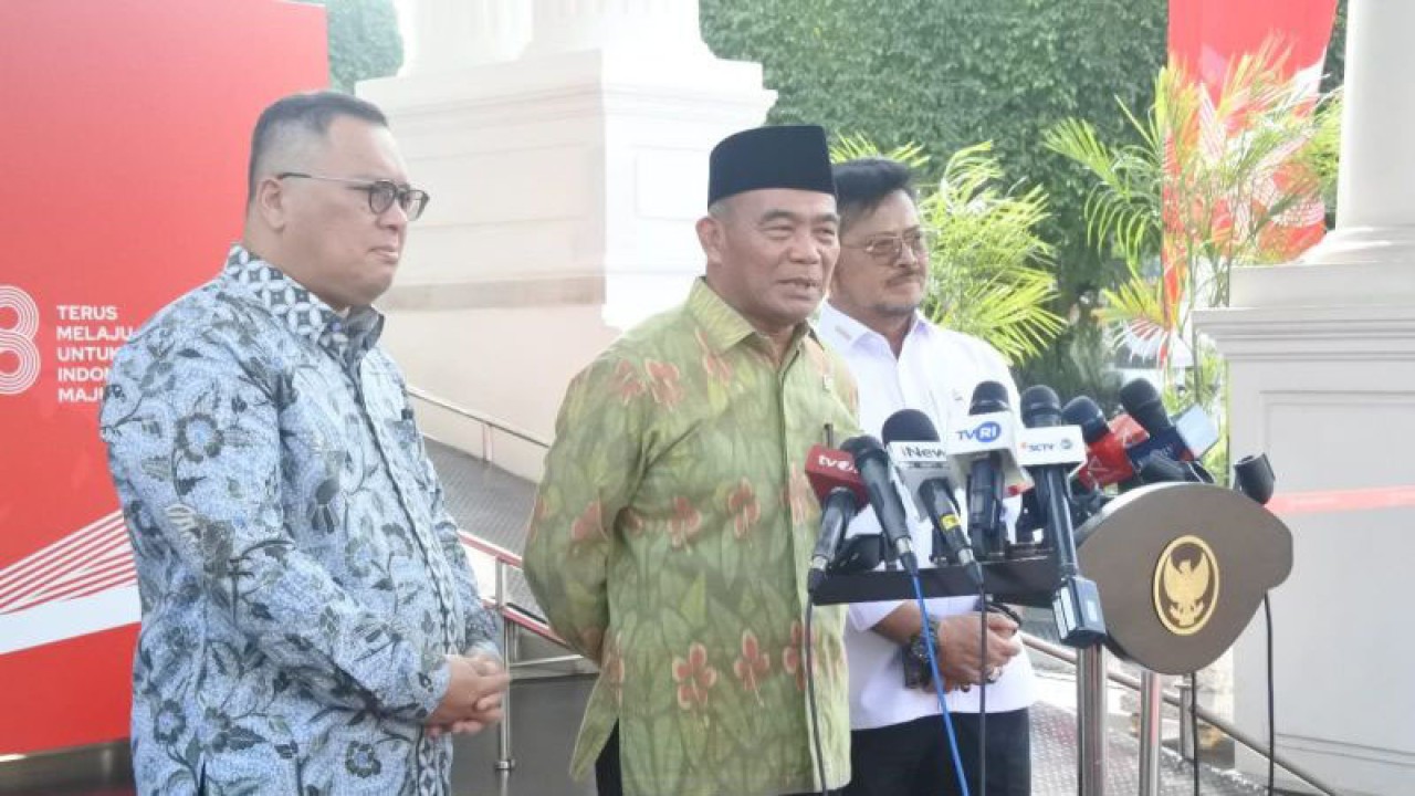 Menko bidang Pembangunan Manusia dan Kebudayaan (Menko PMK) Muhadjir Effendy saat ditemui di Istana Kepresidenan Jakarta, Kamis (10/8/2023). ANTARA/Indra Arief Pribadi