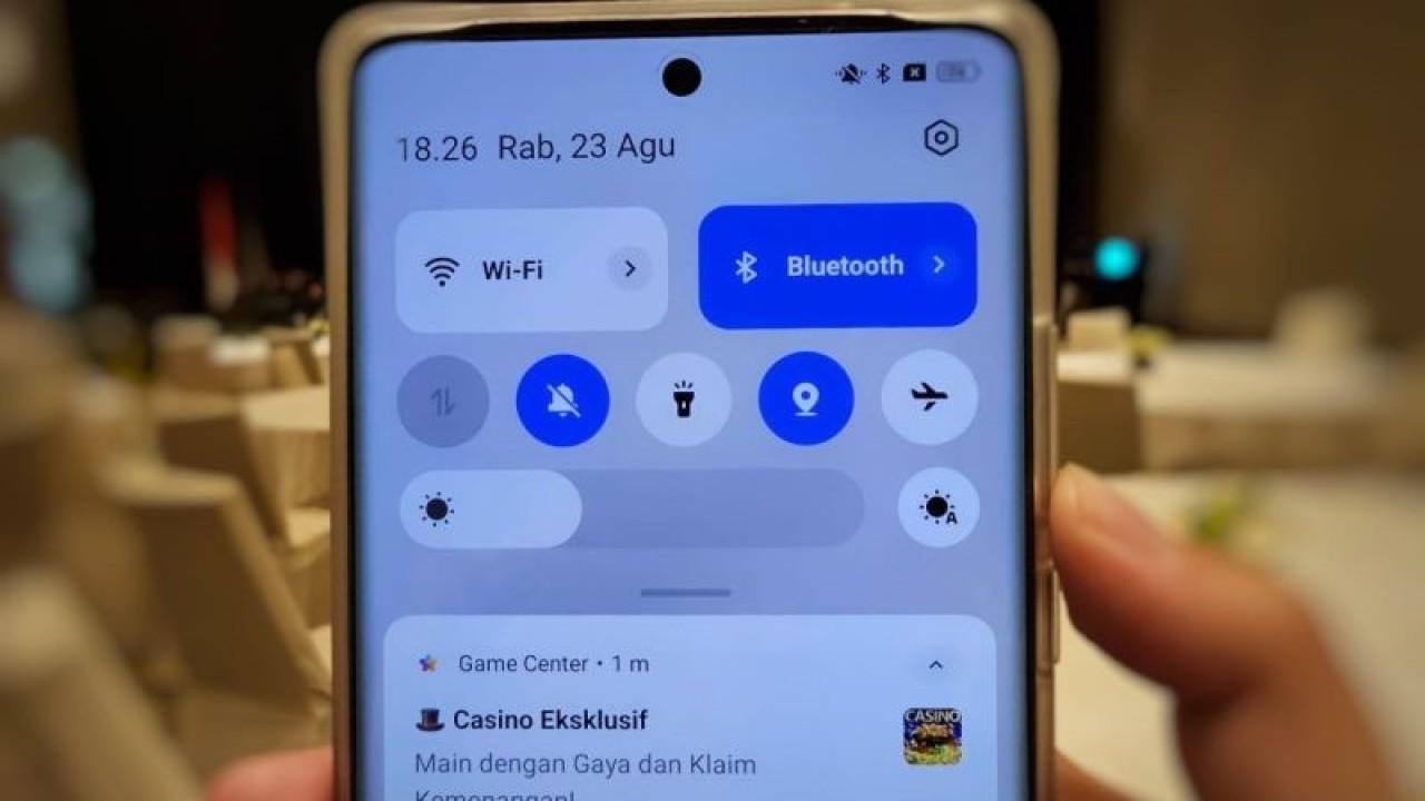 Tampilan muatan iklan aplikasi judi online yang muncul dari layanan bawaan "Game Center" di ponsel pintar OPPO Reno 10 Pro Plus. (ANTARA/Livia Kristianti)