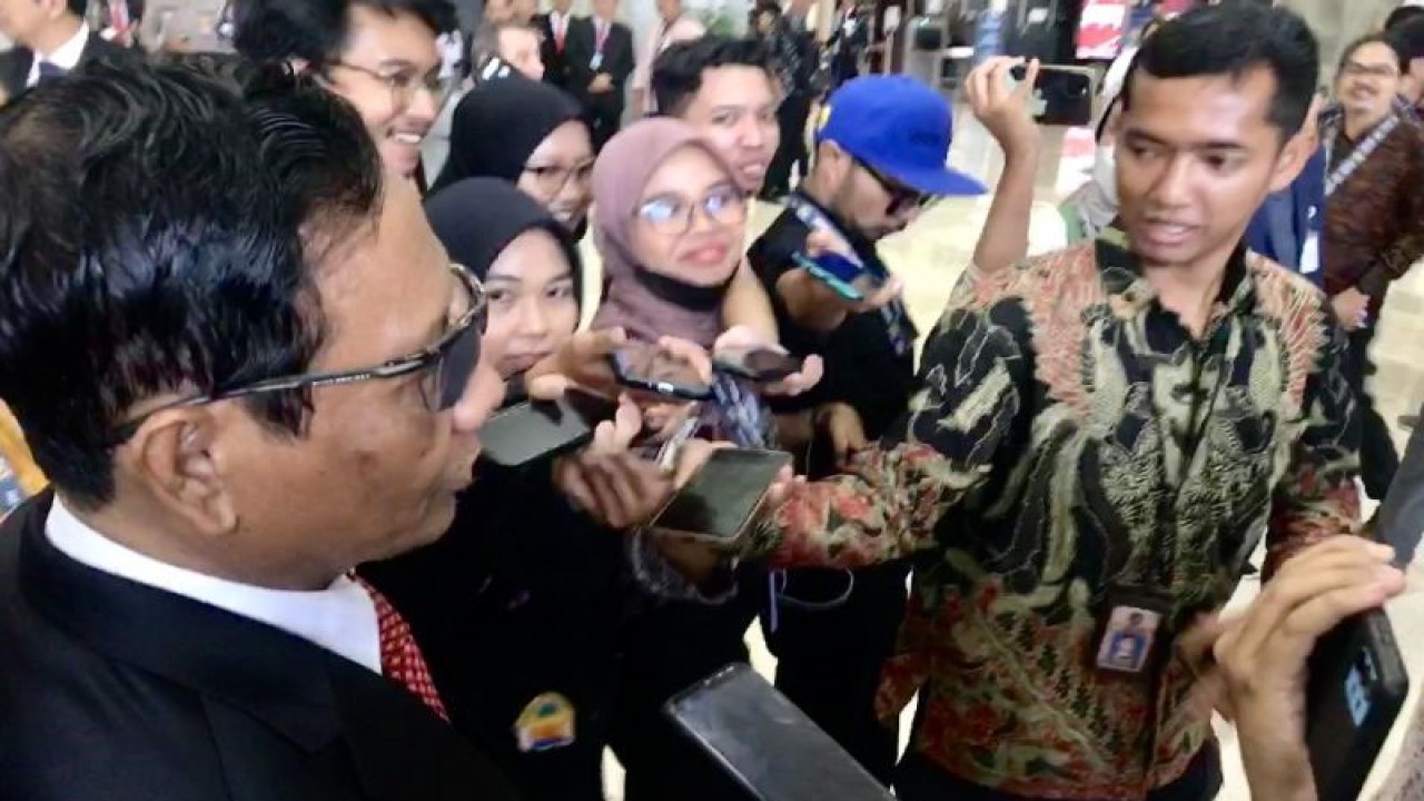 Menkopolhukam Mahfud MD saat menjawab pertanyaan wartawan usai Sidang Tahunan MPR RI dan Sidang Bersama DPR dan DPD Tahun 2023 di Kompleks Parlemen MPR/DPR RI, Jakarta, Rabu (16/8/2023). (ANTARA/Genta Tenri Mawangi)