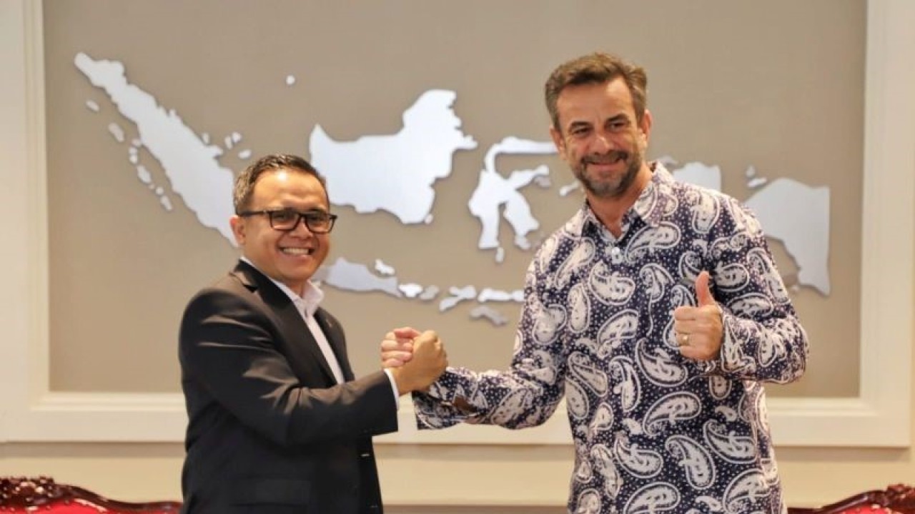 Menpan RB Abdullah Azwar Anas (kiri) dan Wakil Duta Besar Australia untuk Indonesia Setphen Scott di Kantor Kemenpan RB, Jakarta, Selasa (8/8/2023). (ANTARA/HO-Humas Kementerian PANRB)